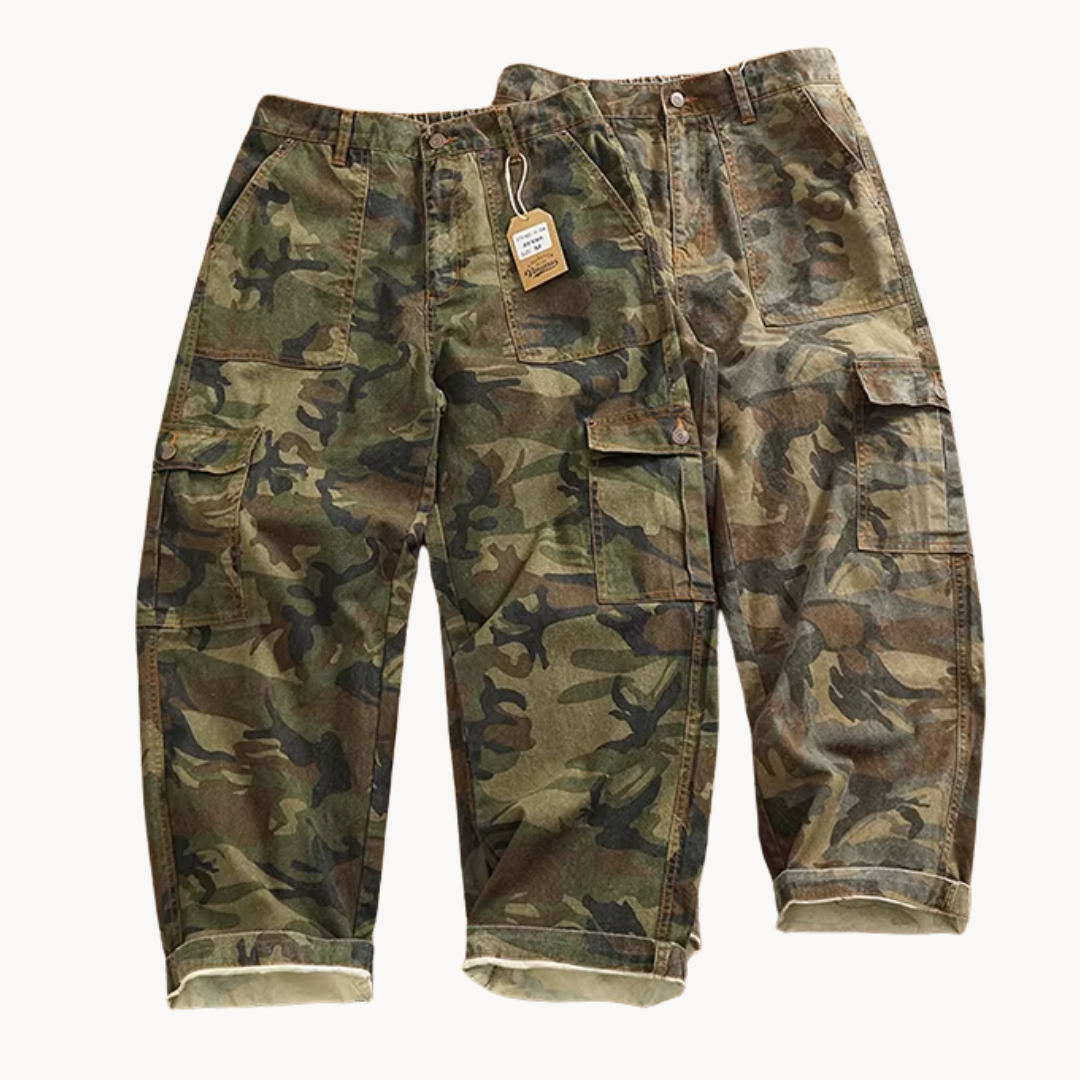 Aden | Camo-tensioner cargo pose