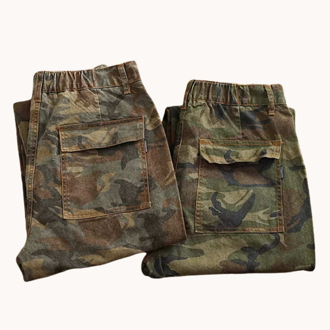 Aden | Camo-tensioner cargo pose