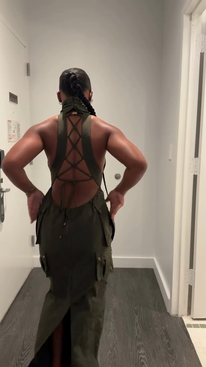 Jordan | Olivgrünes ärmelloses Maxikleid mit hohem Ausschnitt