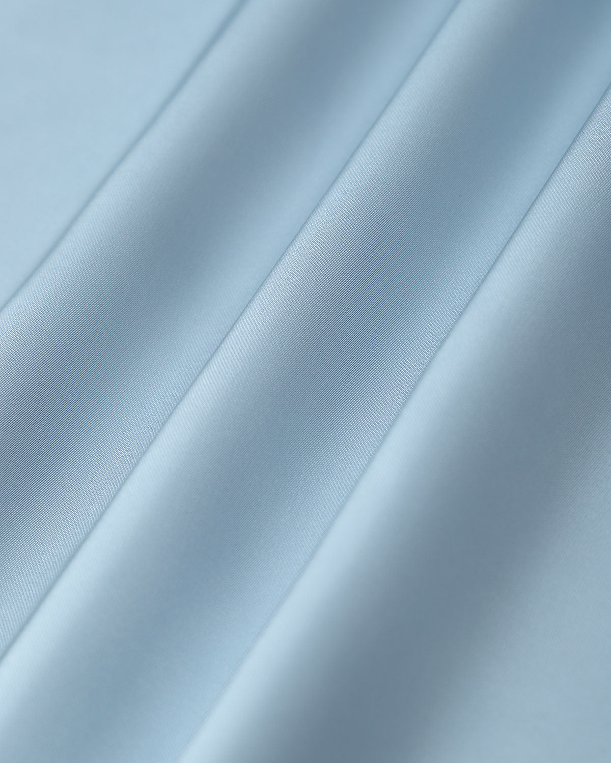 Tobias | Blaues Rüschen-Satin-Midikleid mit quadratischem Ausschnitt