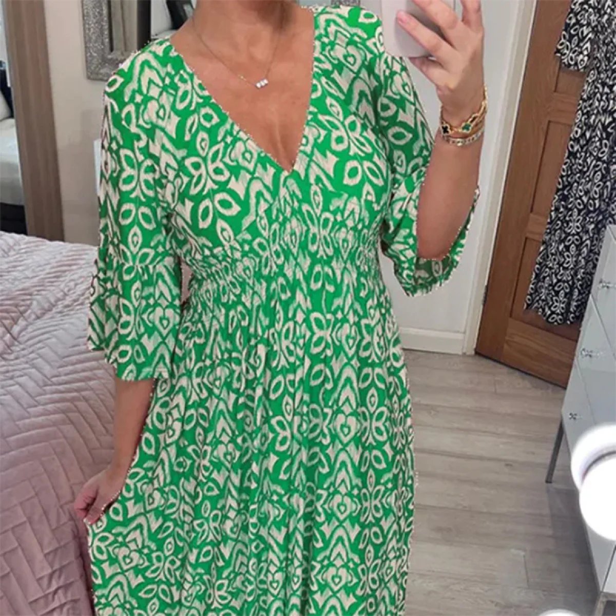 Annie | Blumiges Kleid mit Spitzausschnitt in lockerer Passform