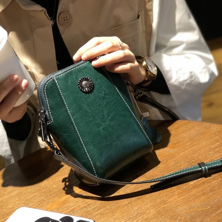 Nesha | Vertikale Crossbody-Handytasche für unterwegs