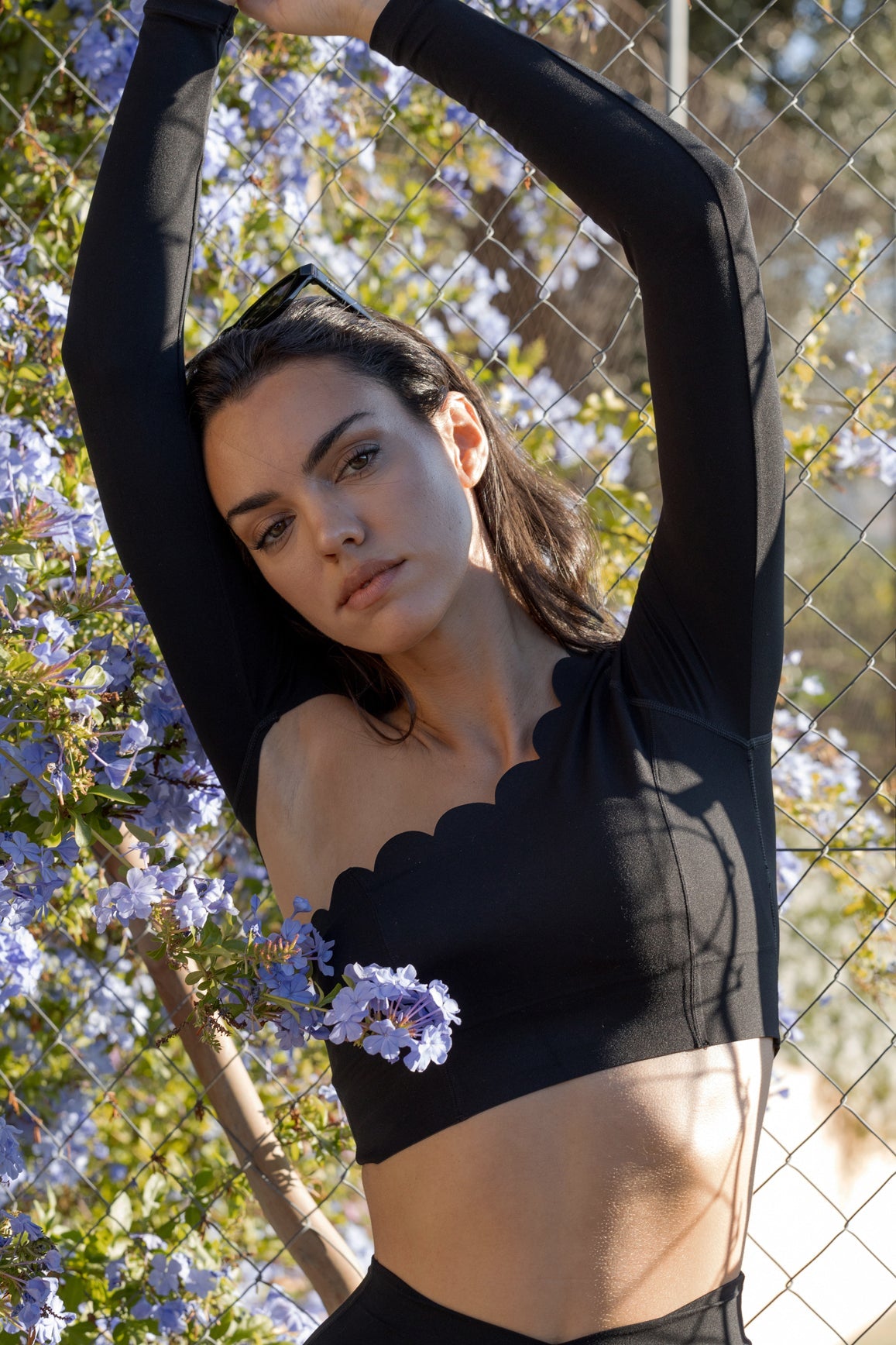 Leonie | Asymmetrisches langärmeliges Crop-Top