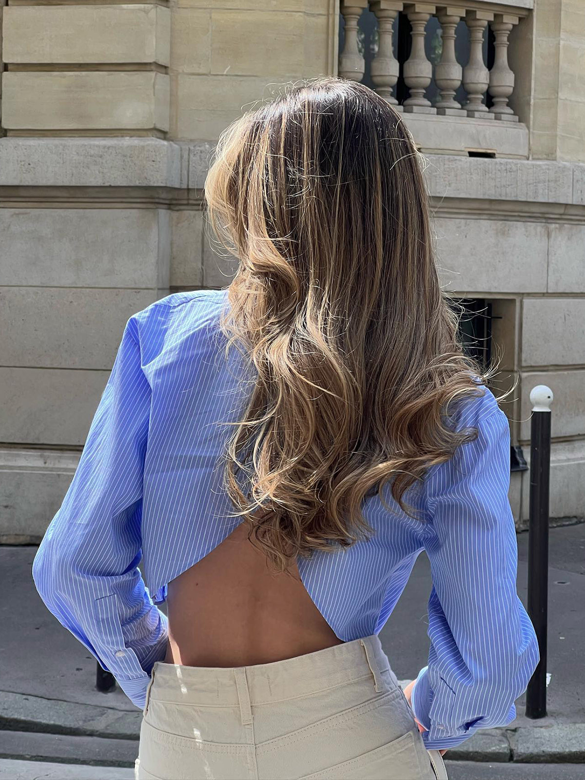 Clara | Stilvolles Nadelstreifen-Crop-Shirt mit offenem Rücken