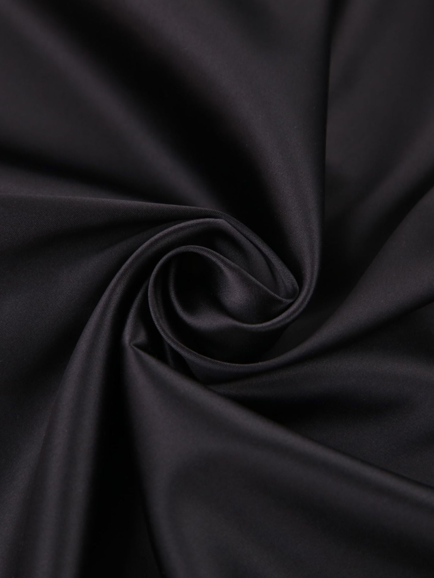 Anna | Kurzes Satin Kleid mit Stehkragen und Rückenausschnitt
