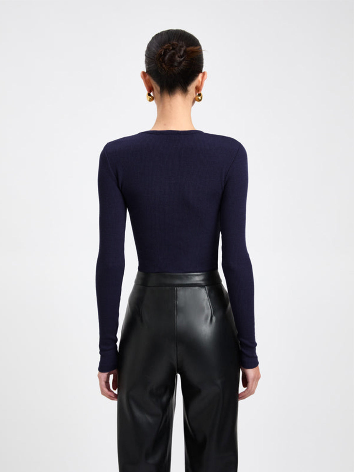 Lenka | Diagonal geknöpftes Schlüsselloch-Top mit langen Ärmeln