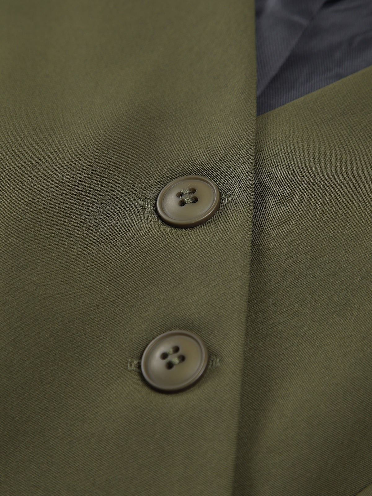 Eleganz der [Name] | Asymmetrische Weste mit Knöpfen