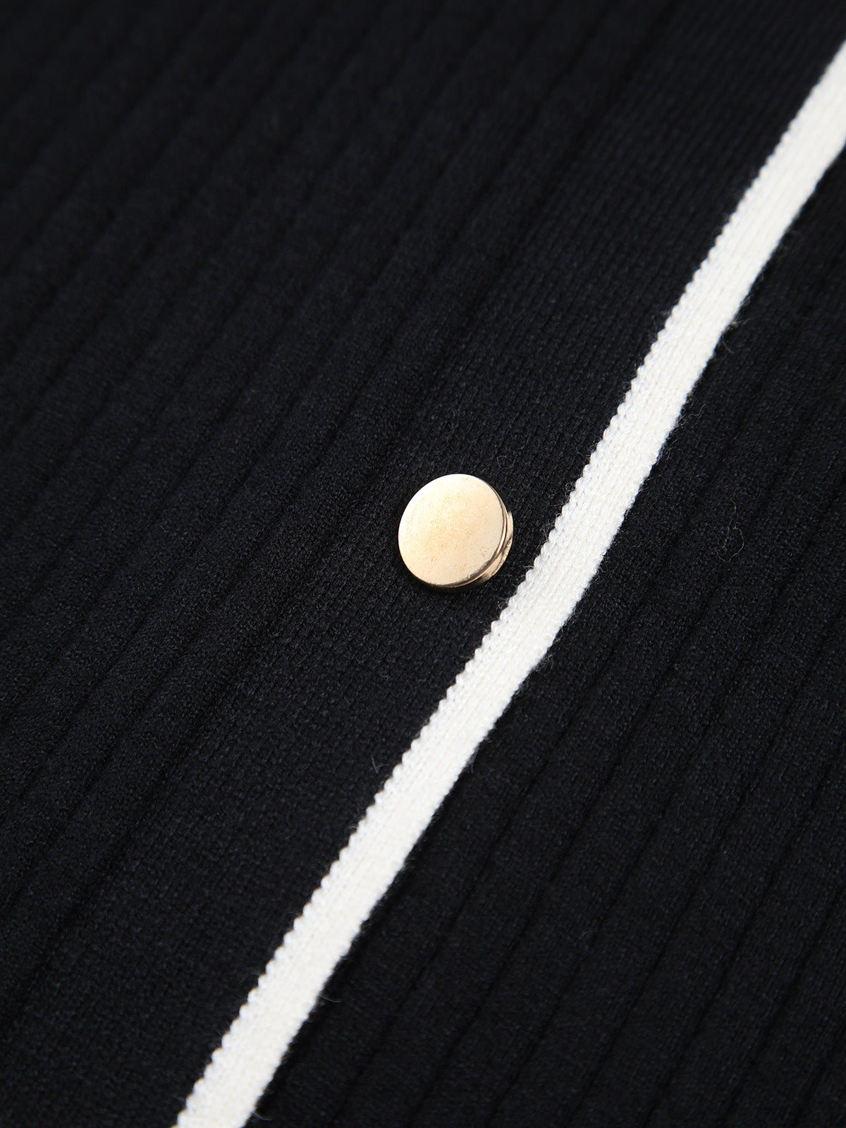 Clara | Elegantes Midi-Strickkleid mit Wickeloptik und Kontrastbesatz