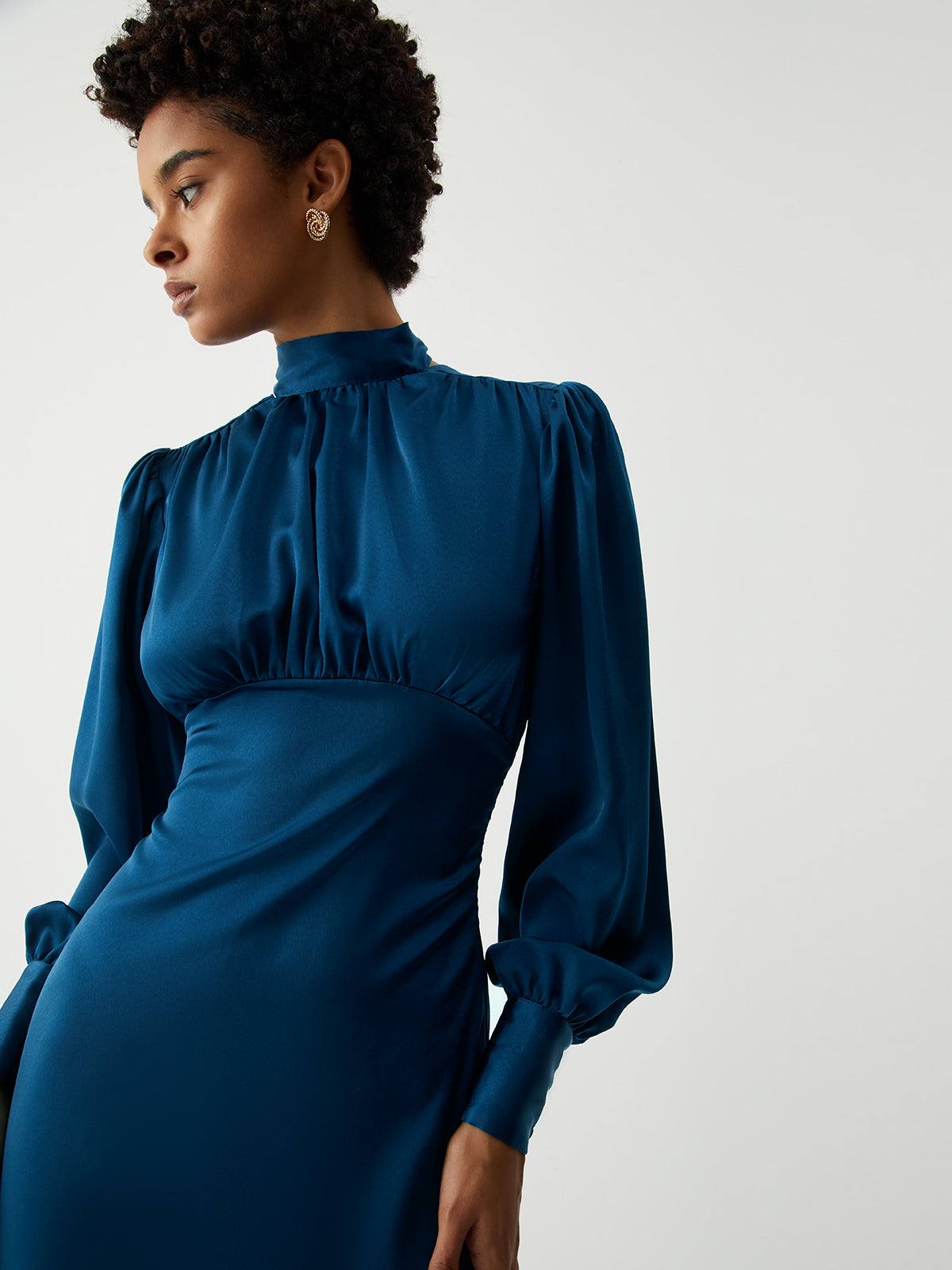 Clara | Elegantes Satin Midikleid mit Stehkragen und langen Ärmeln