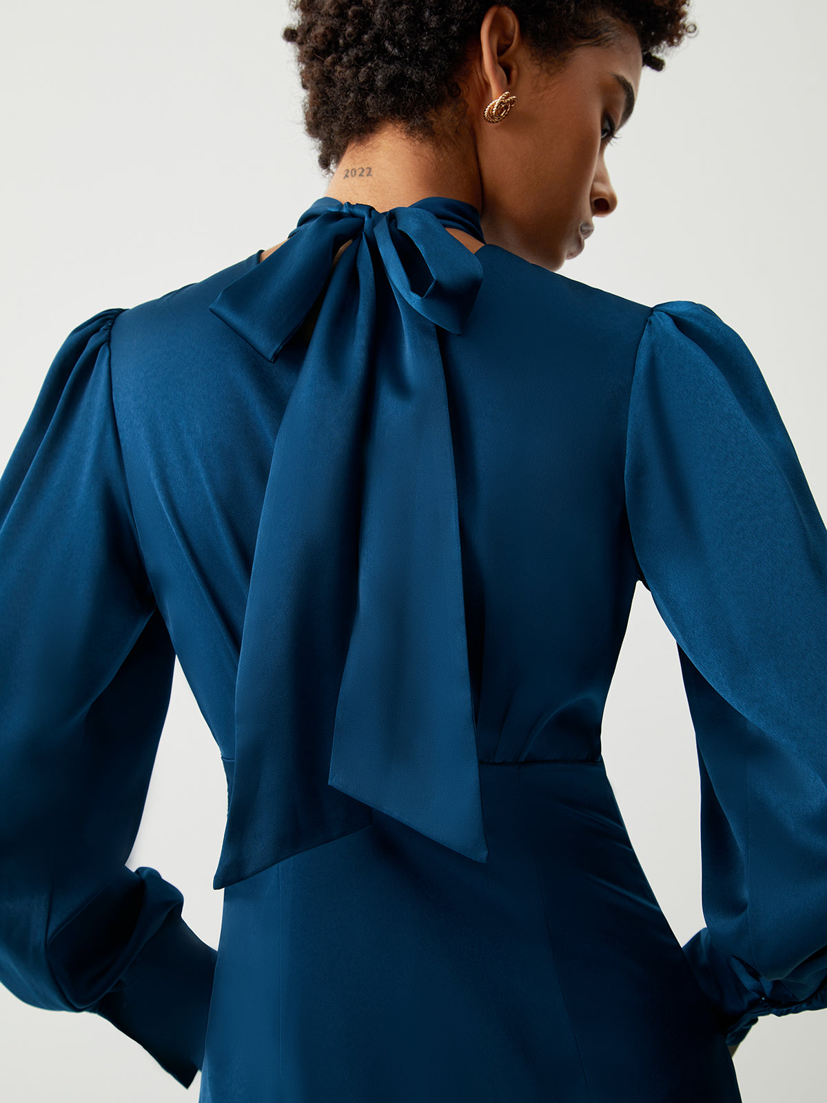 Clara | Elegantes Satin Midikleid mit Stehkragen und langen Ärmeln