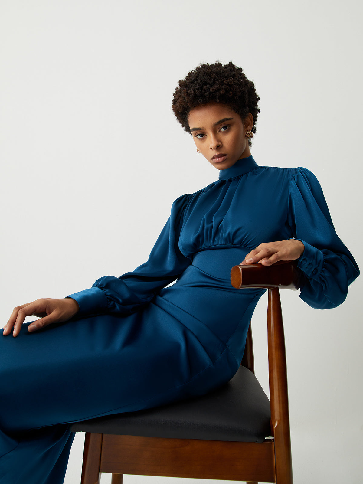 Clara | Elegantes Satin Midikleid mit Stehkragen und langen Ärmeln