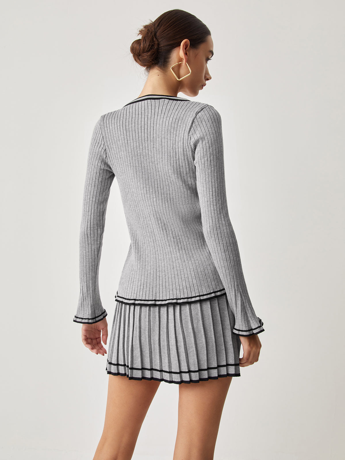 Mia | Geschwungene Strickjacke mit Faltenminirock