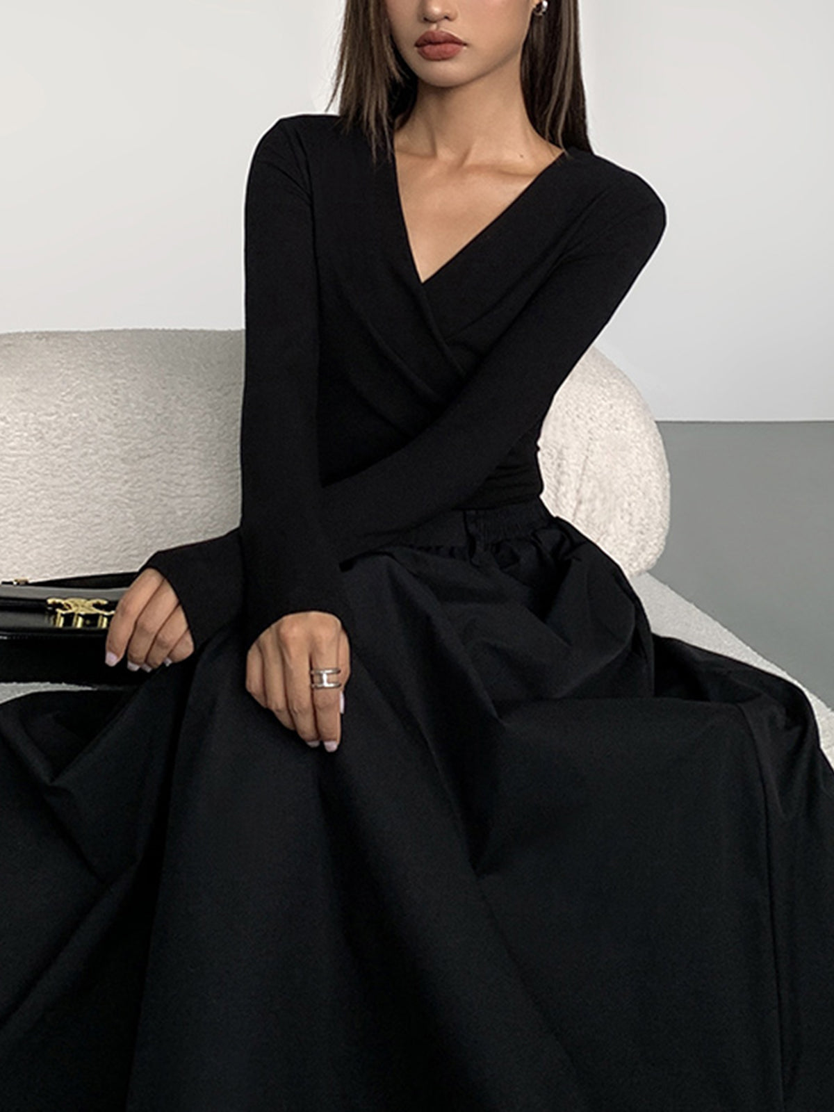 Clara | Elegantes langärmeliges Kleid mit V-Ausschnitt und doppelten Taschen