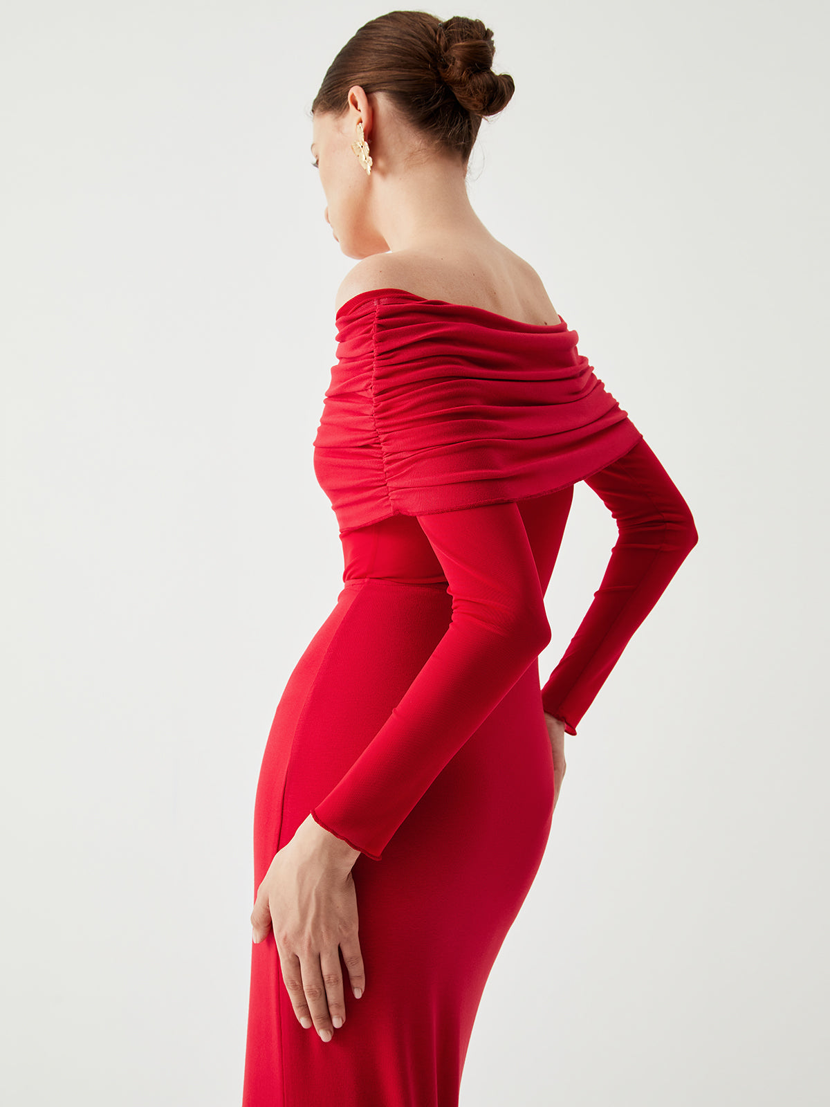 Marie | Überfaltetes schulterfreies Kleid mit langen Ärmeln aus Mesh