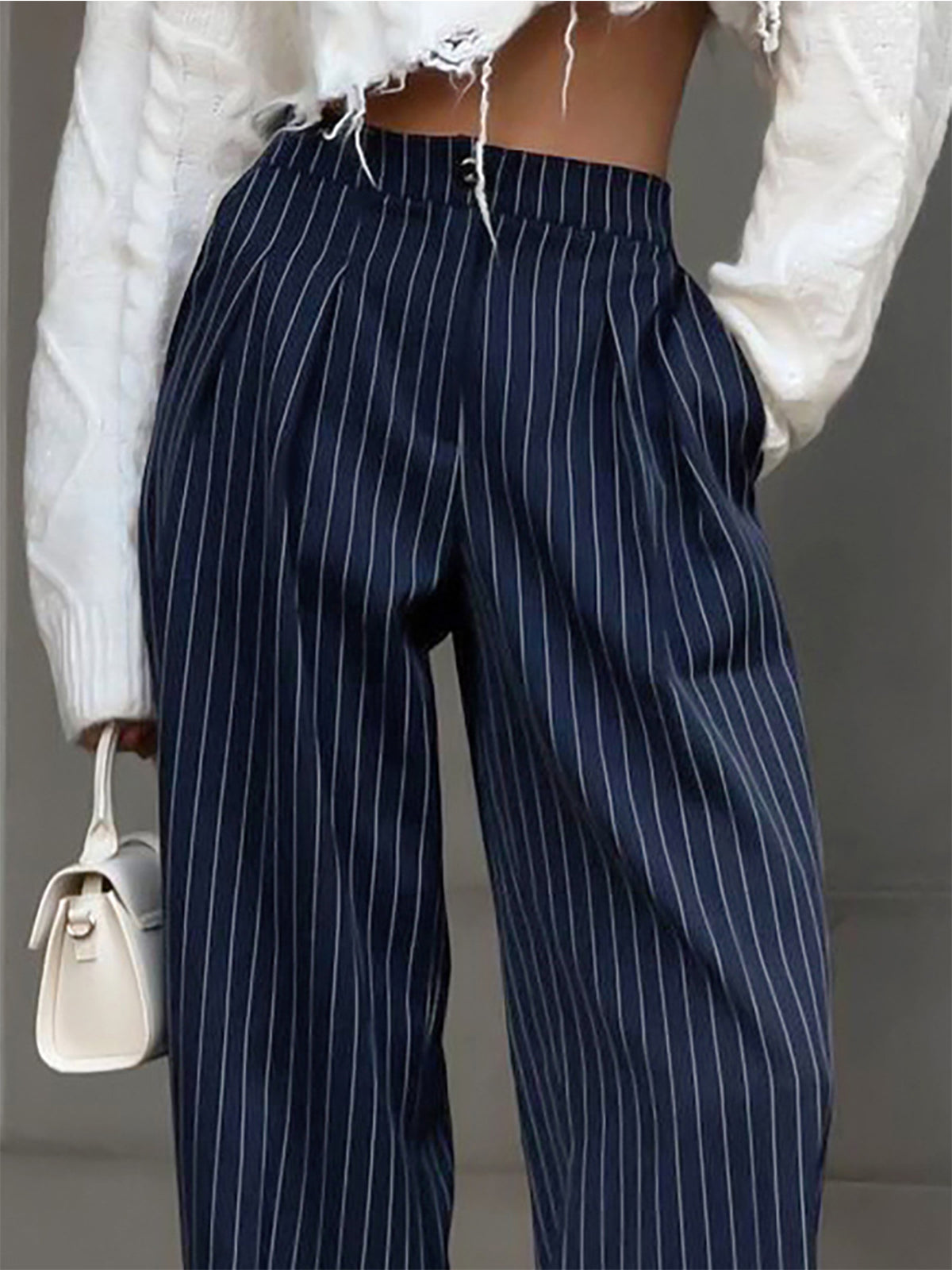 Emilia | Elegante Nadelstreifen-Faltenhose mit weitem Bein
