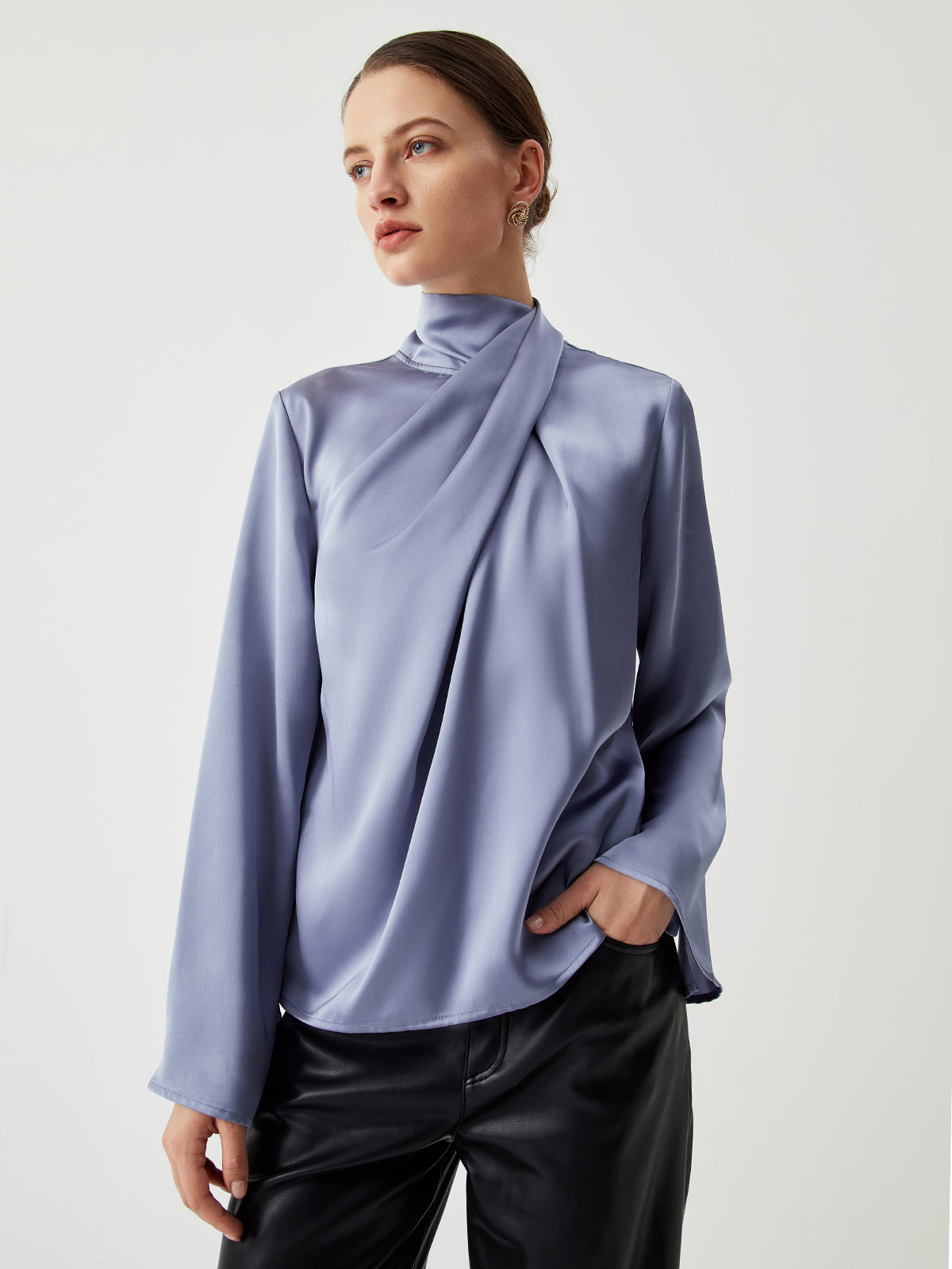Laura | Asymmetrisches plissiertes Rollkragenshirt aus Satin