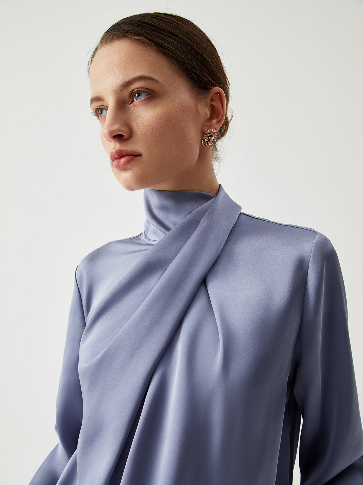 Laura | Asymmetrisches plissiertes Rollkragenshirt aus Satin