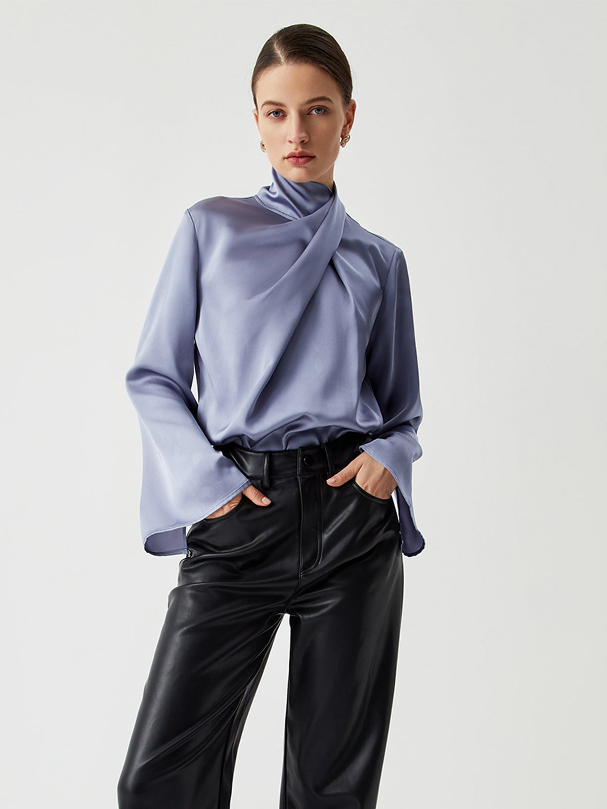 Laura | Asymmetrisches plissiertes Rollkragenshirt aus Satin