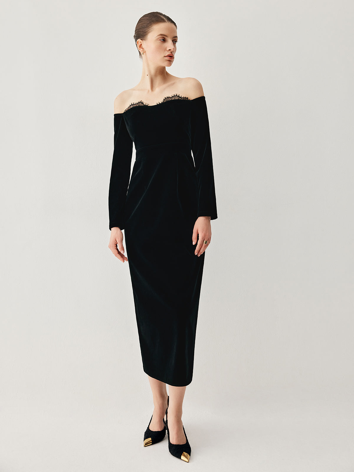 Clara | Elegantes schulterfreies Samt-Midikleid mit Patchwork-Schlitz