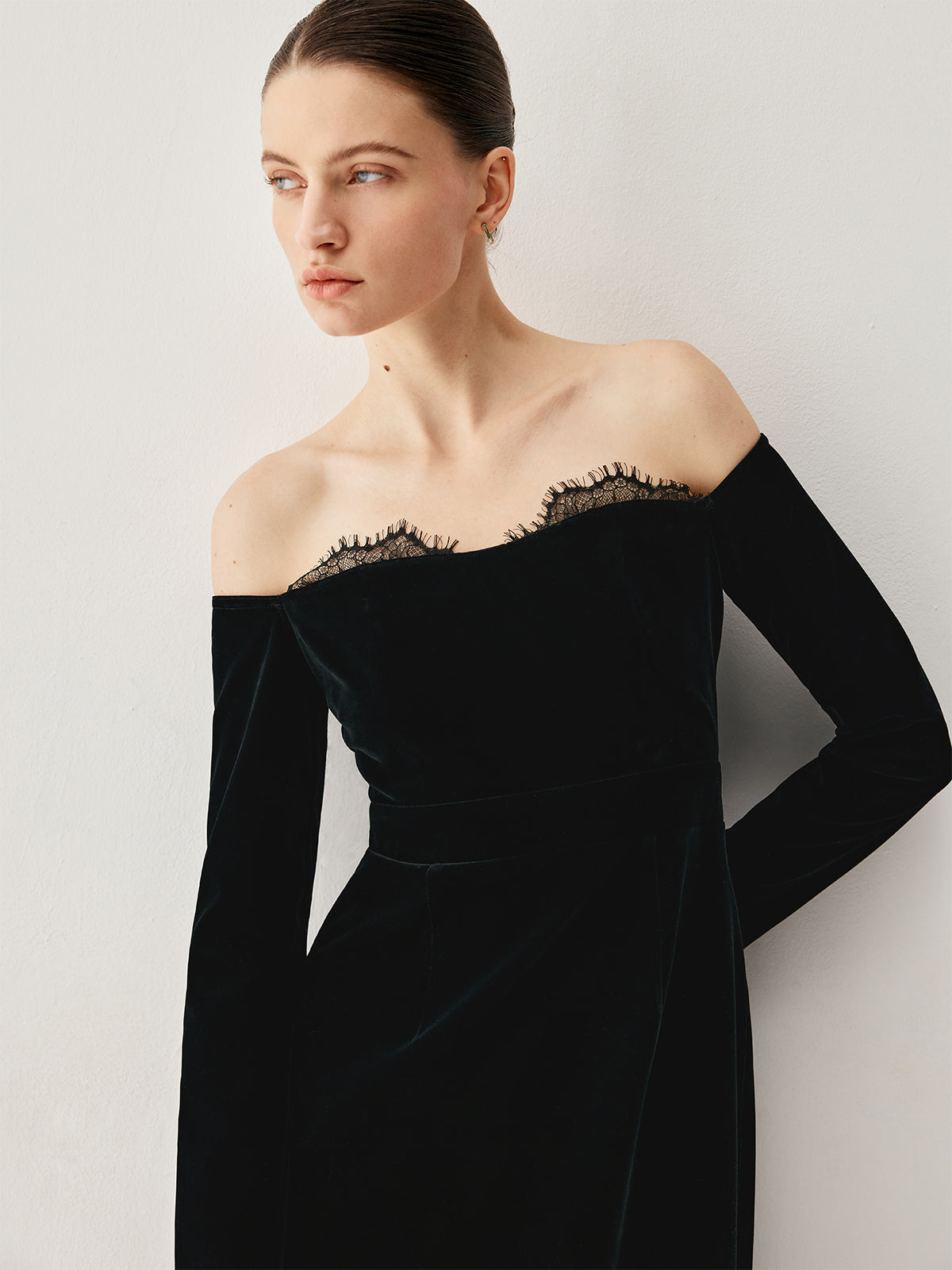 Clara | Elegantes schulterfreies Samt-Midikleid mit Patchwork-Schlitz