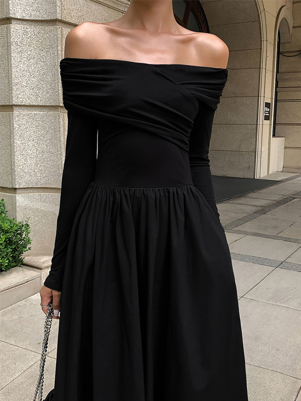 Charlotte | Stilvolles schulterfreies Maxikleid mit gekreuzten Schultern