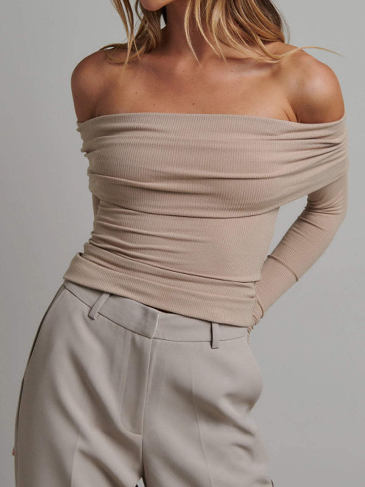 Mia | Schulterfreies überfaltetes Langarm-Crop-Shirt