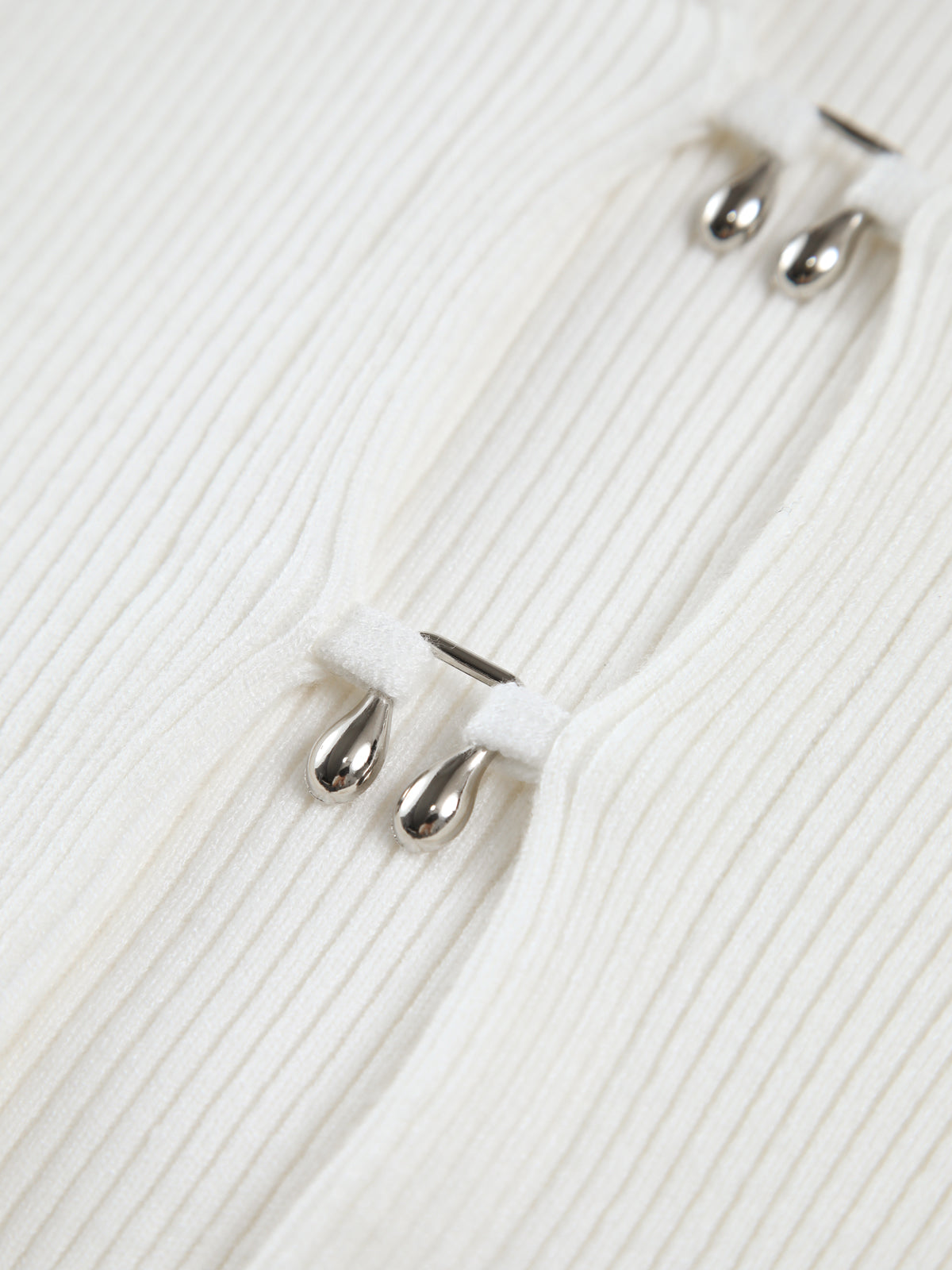 Lena | Verführerischer Ausschnitt mit Perlen-Detail aus Rippenstrick