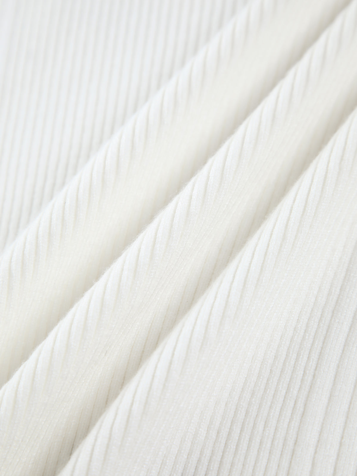 Lena | Verführerischer Ausschnitt mit Perlen-Detail aus Rippenstrick