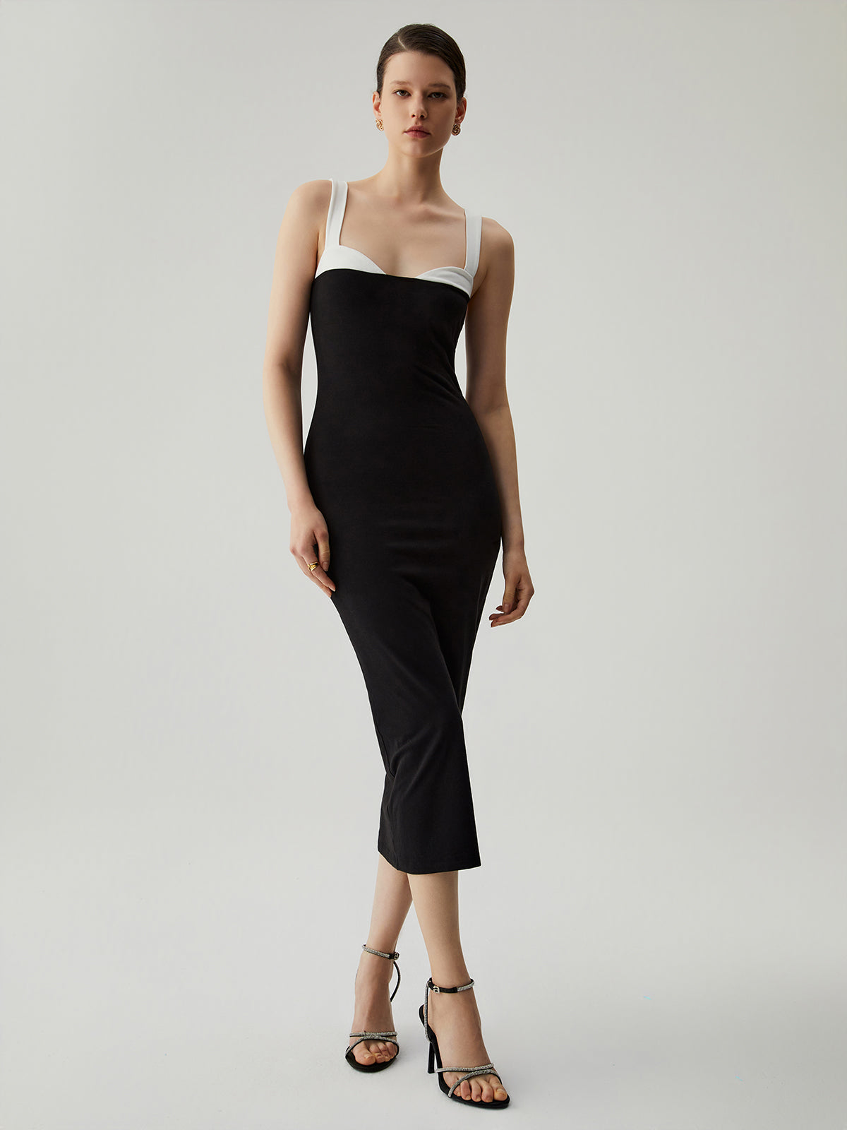 Camila | Verführerisches Bodycon Midikleid mit Herzchenkragen
