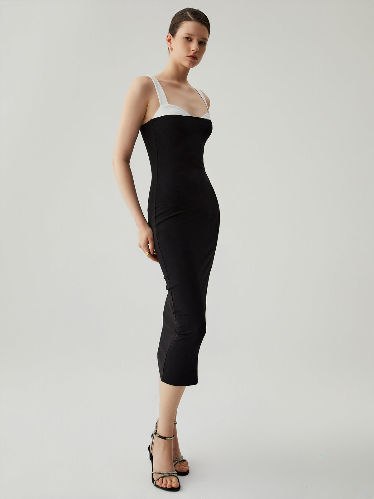 Camila | Verführerisches Bodycon Midikleid mit Herzchenkragen