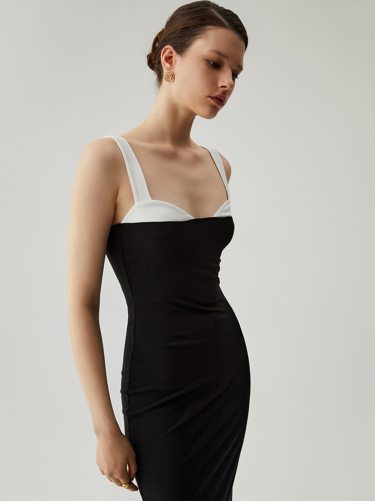 Camila | Verführerisches Bodycon Midikleid mit Herzchenkragen