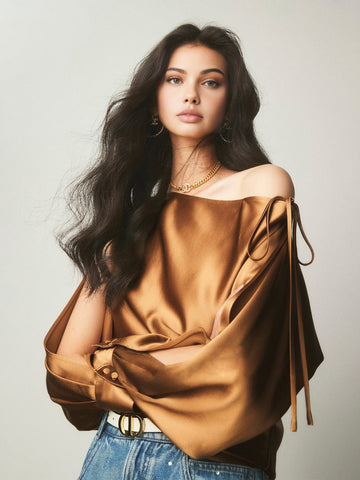 Sophie | Asymmetrische Satin-Bluse mit Kalt-Schulter