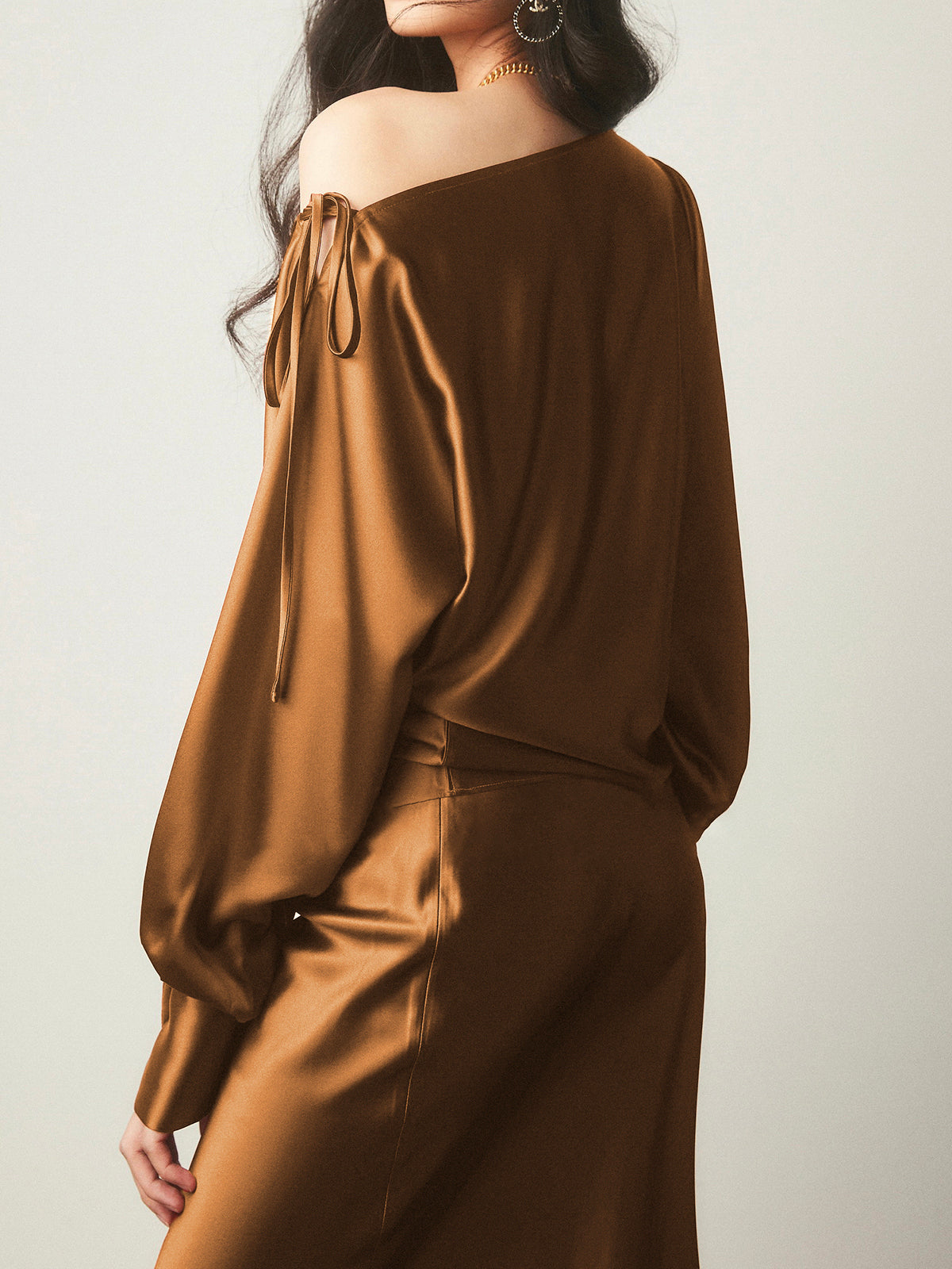 Sophie | Asymmetrische Satin-Bluse mit Kalt-Schulter
