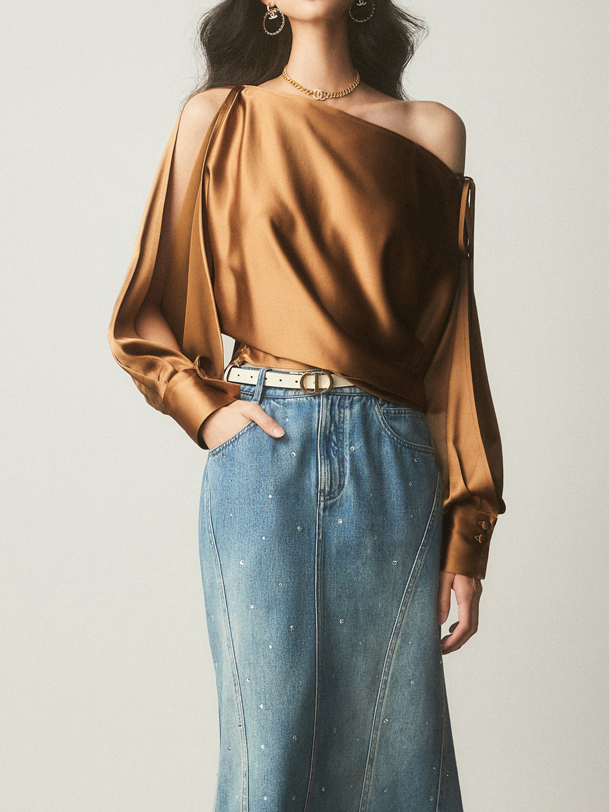 Sophie | Asymmetrische Satin-Bluse mit Kalt-Schulter