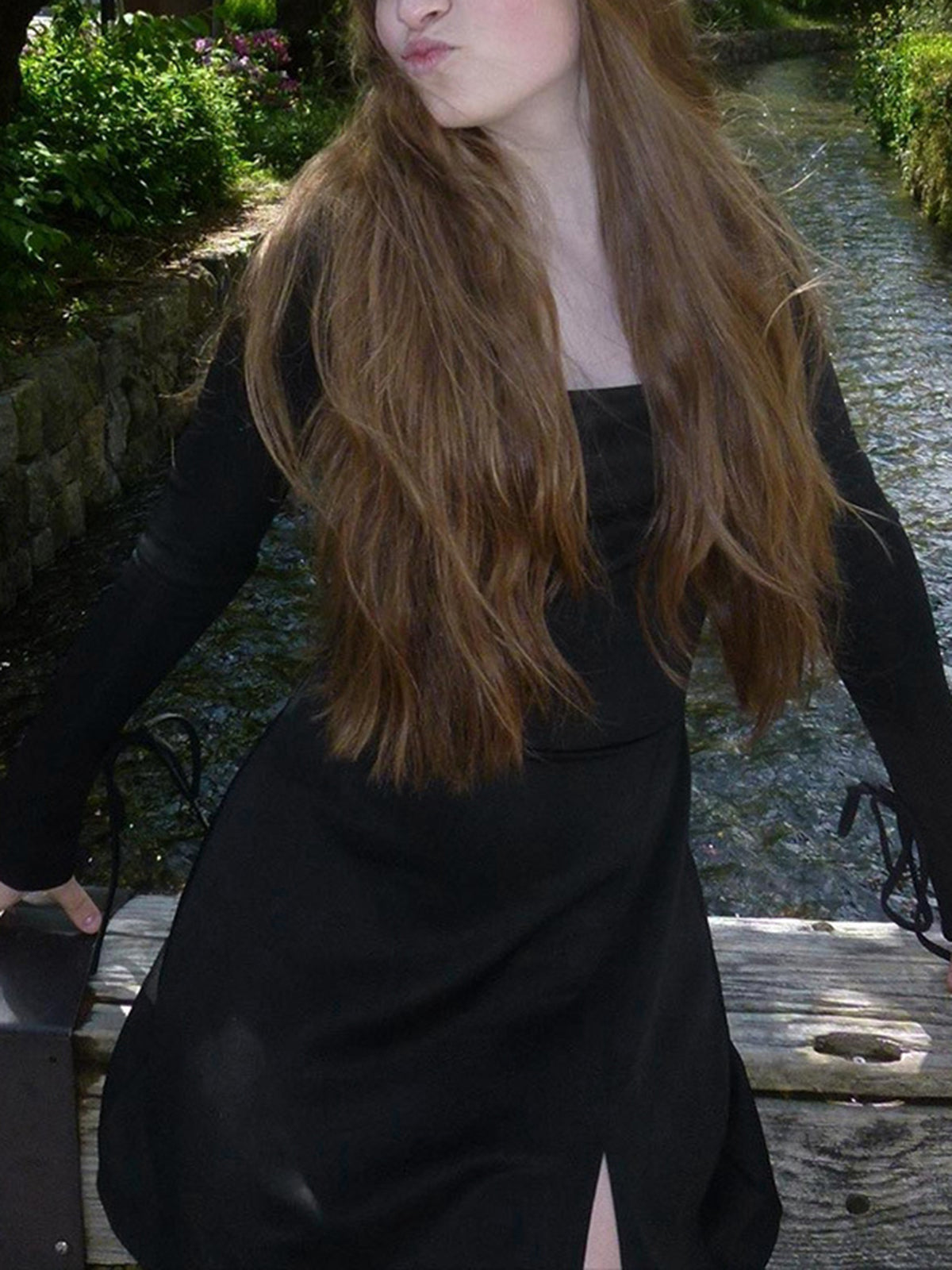 Clara | Kurzes Kleid mit langen Ärmeln und Schlitz