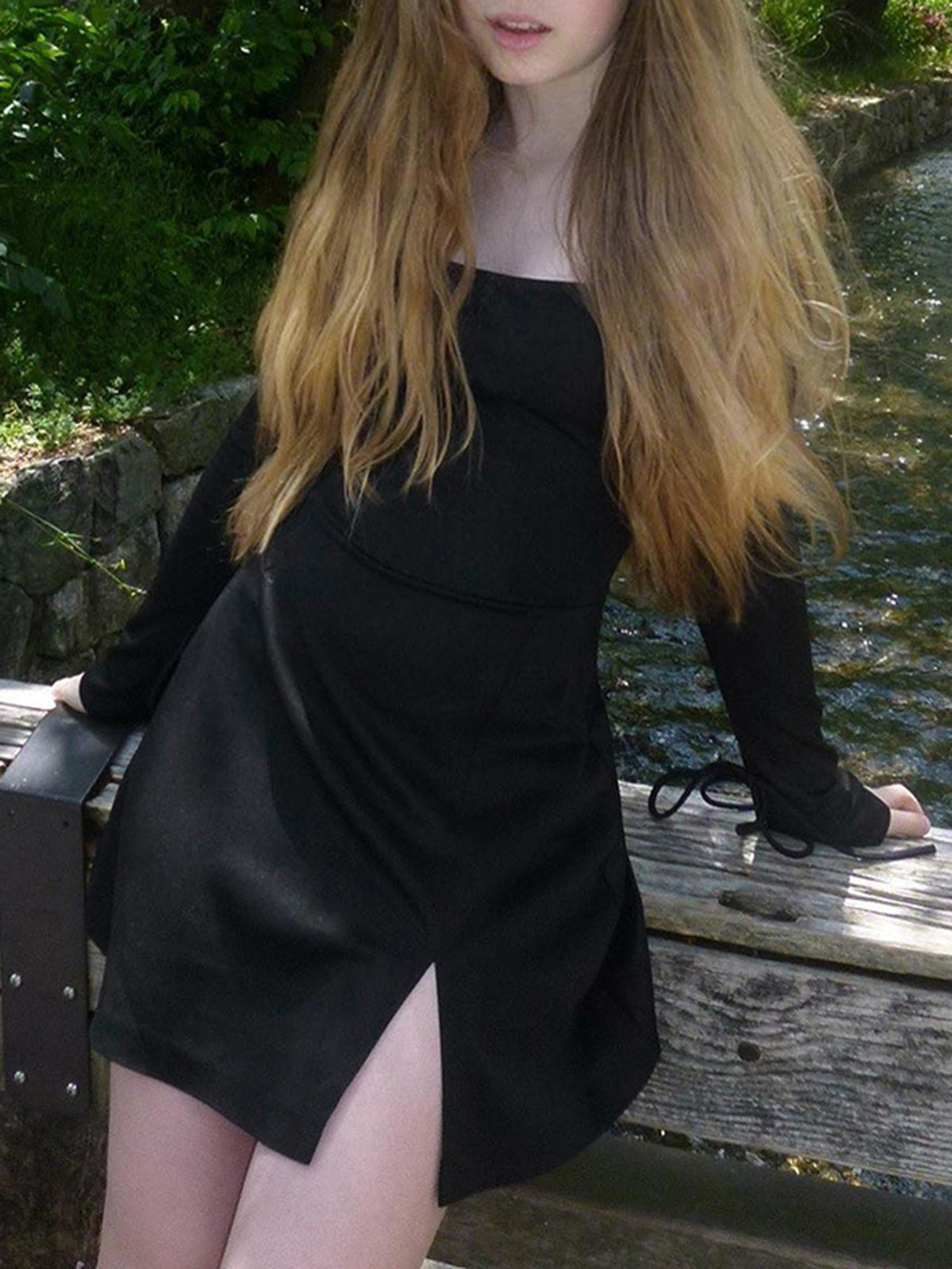 Clara | Kurzes Kleid mit langen Ärmeln und Schlitz