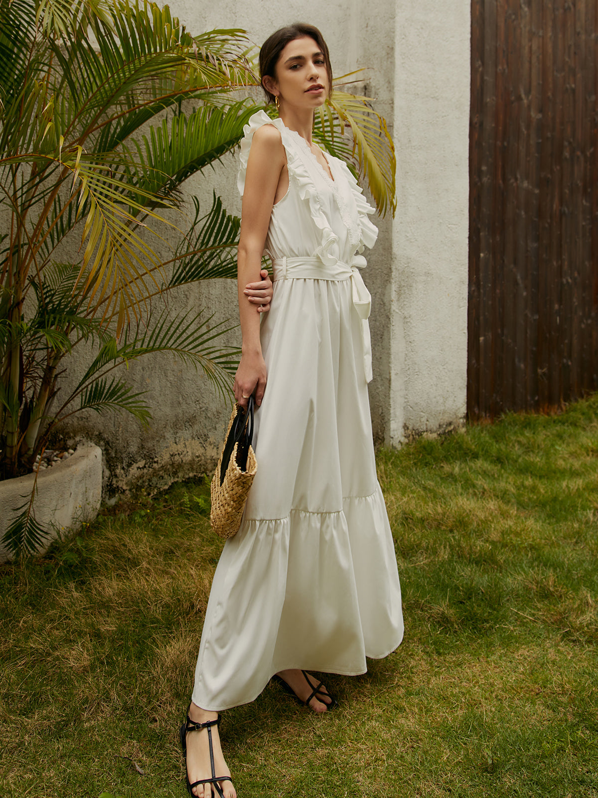 Clara | Elegantes Maxikleid mit Rüschendetails und Taillengürtel