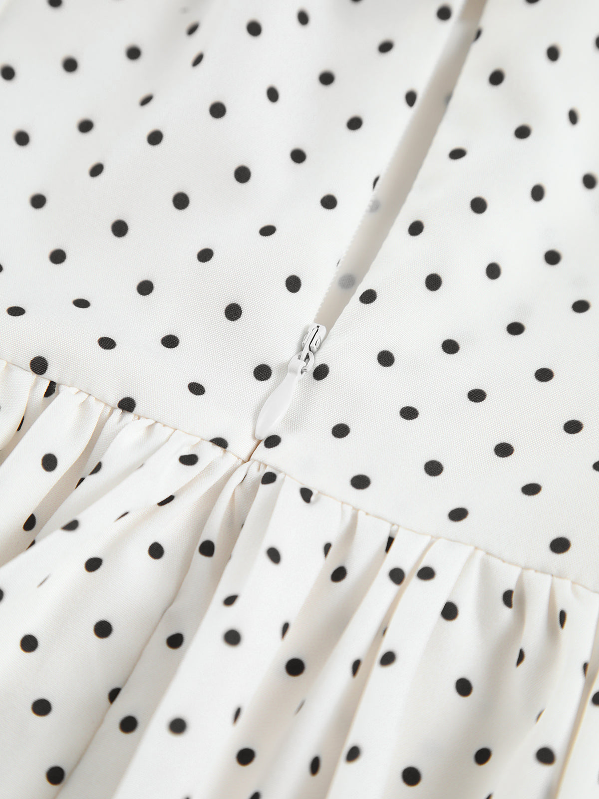 Clara | Verspieltes Polka Dot Knotted Kleid