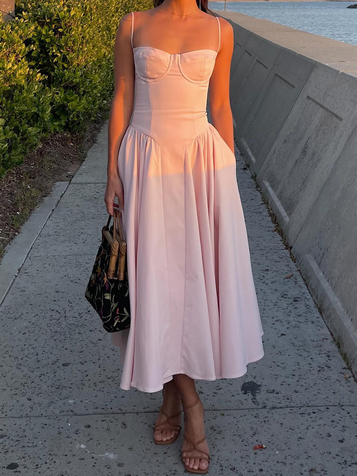 Clara | Elegantes Cami Midi Kleid mit herzförmigem Ausschnitt