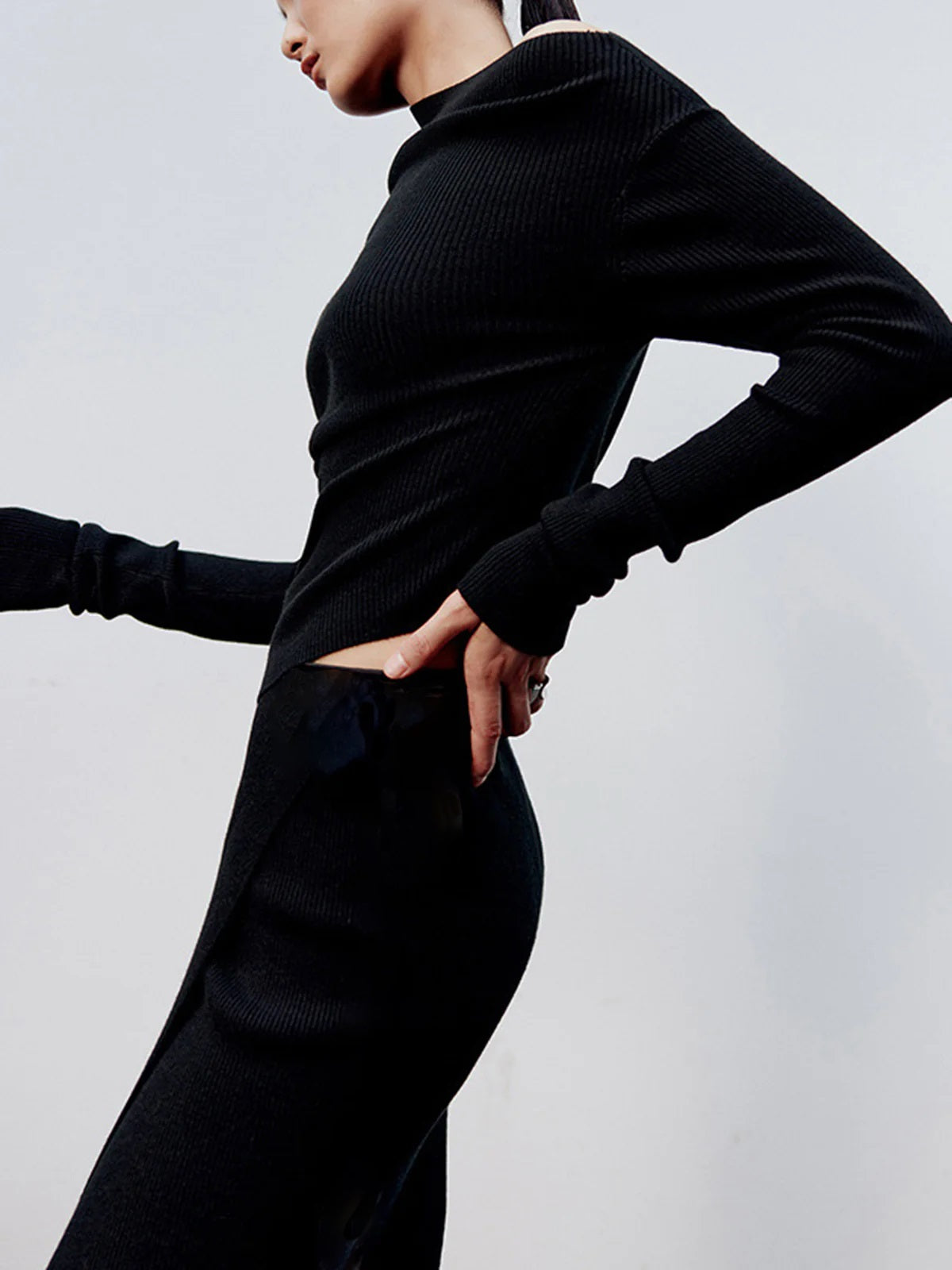 Clara | Asymmetrisches Karamell-Strick-Top mit langen Ärmeln