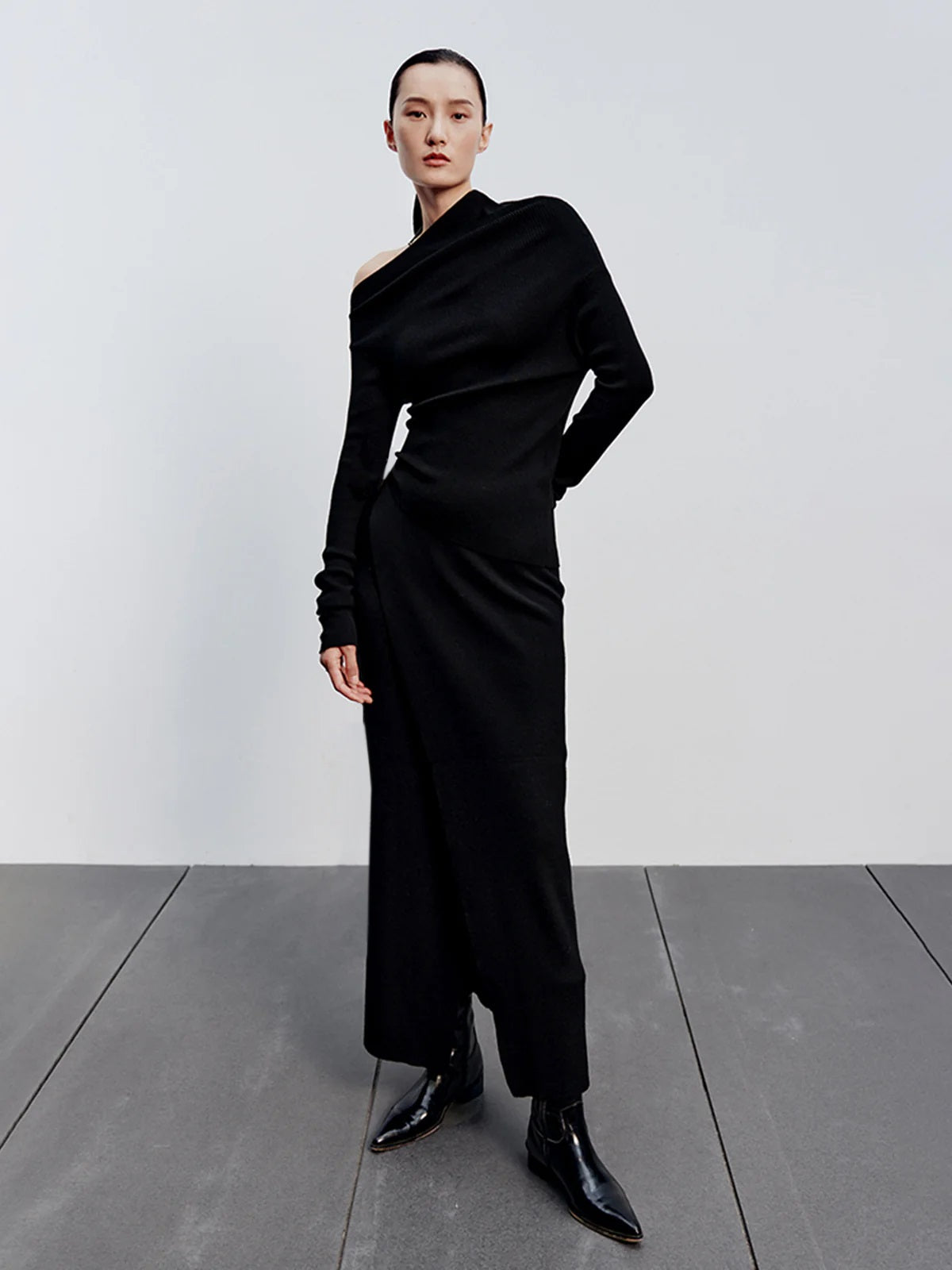 Clara | Asymmetrisches Karamell-Strick-Top mit langen Ärmeln