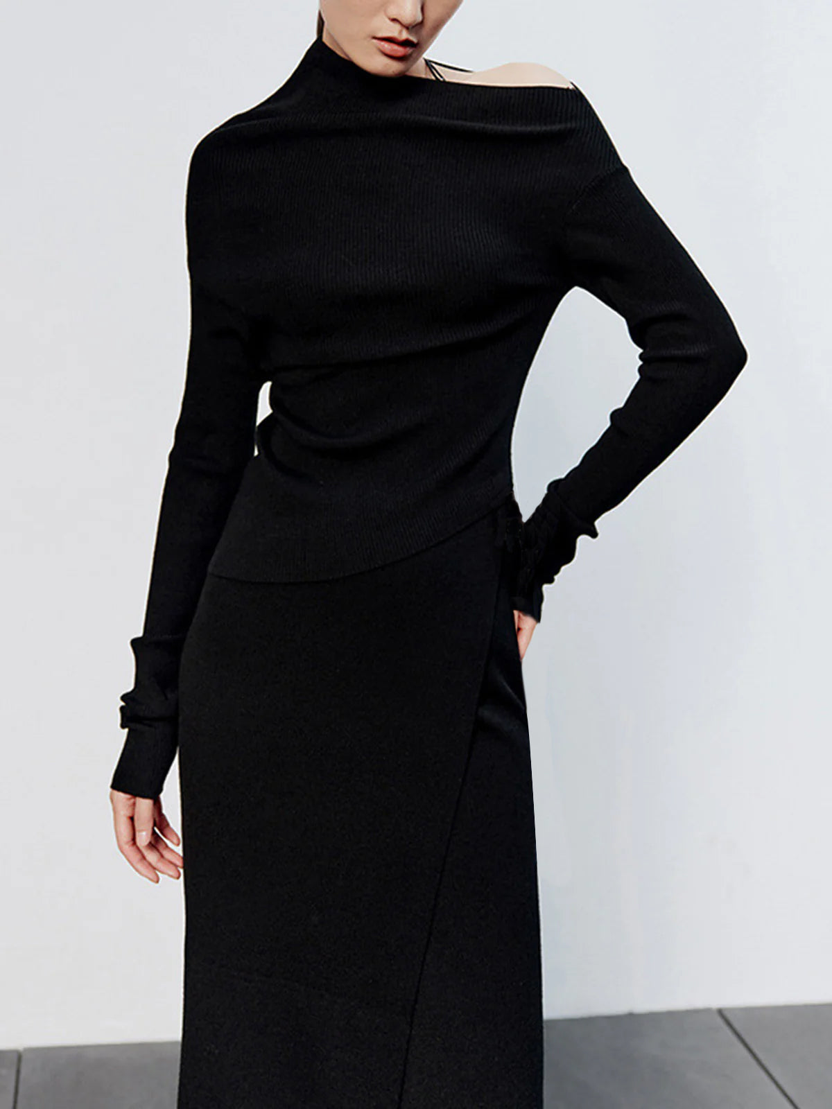 Clara | Asymmetrisches Karamell-Strick-Top mit langen Ärmeln