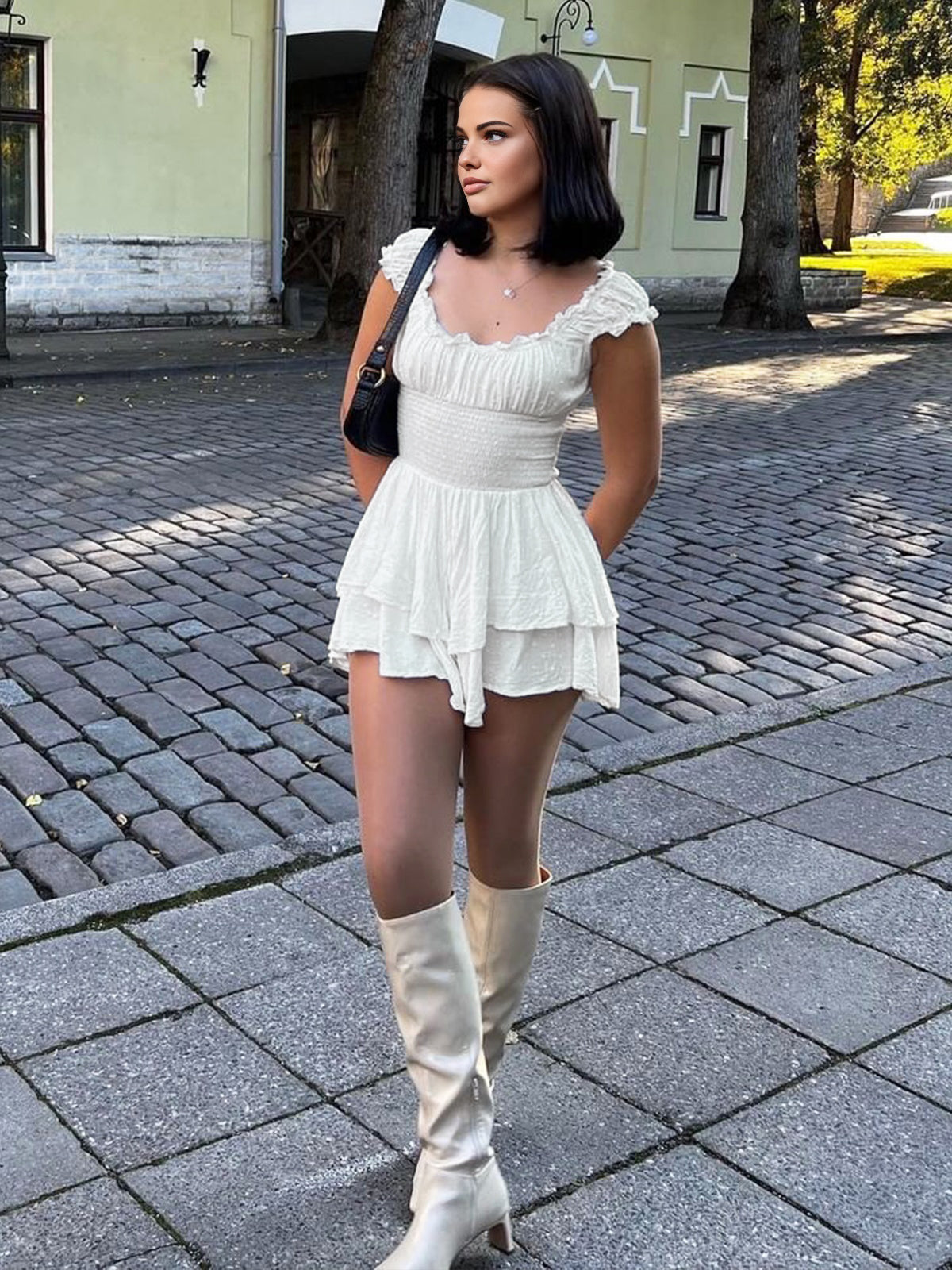 Clara | Verspieltes Kleid mit Salatrand und gerafftem Bund