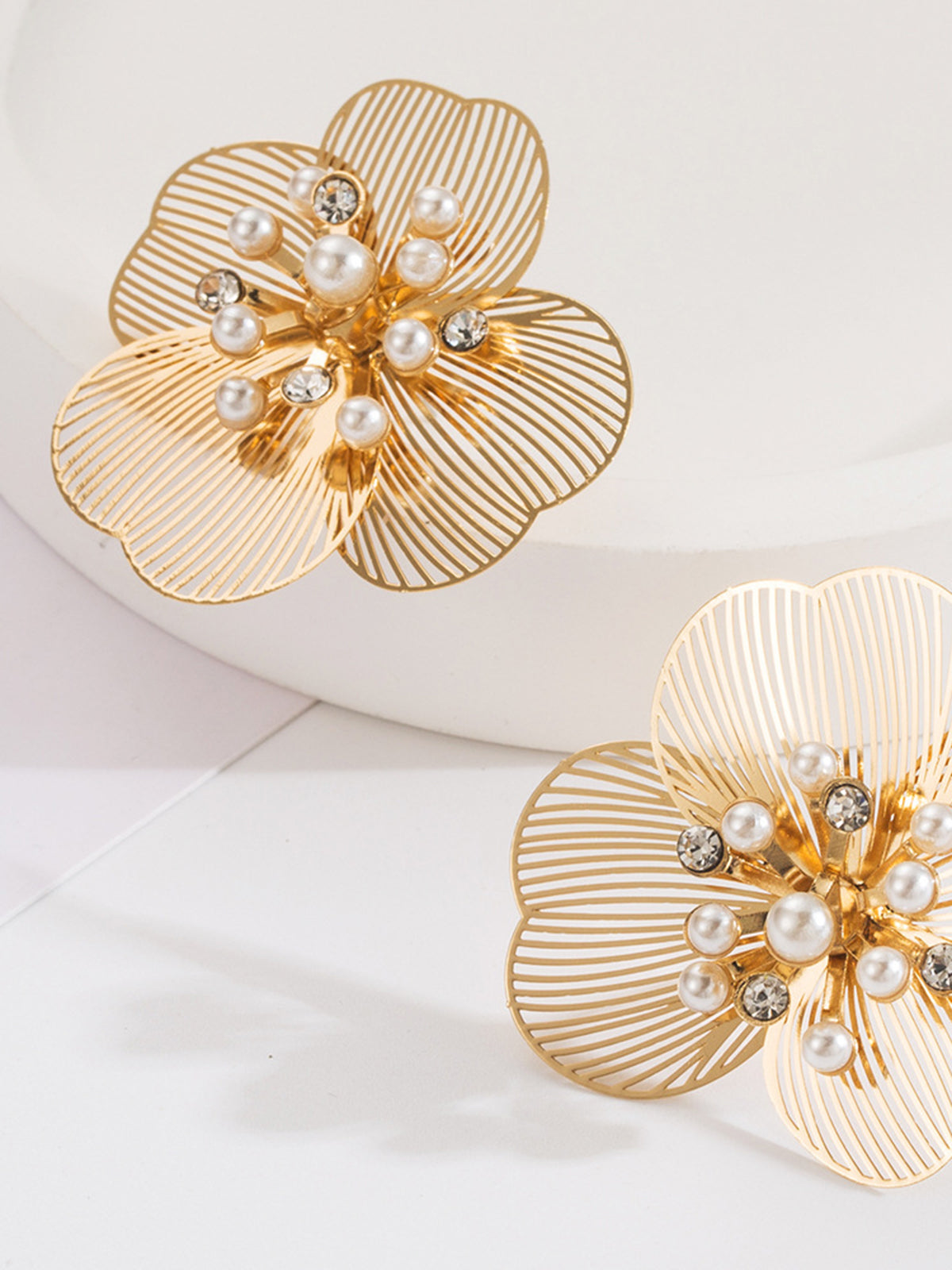 Leonie | Perlen-Gravierte Blumenohrringe