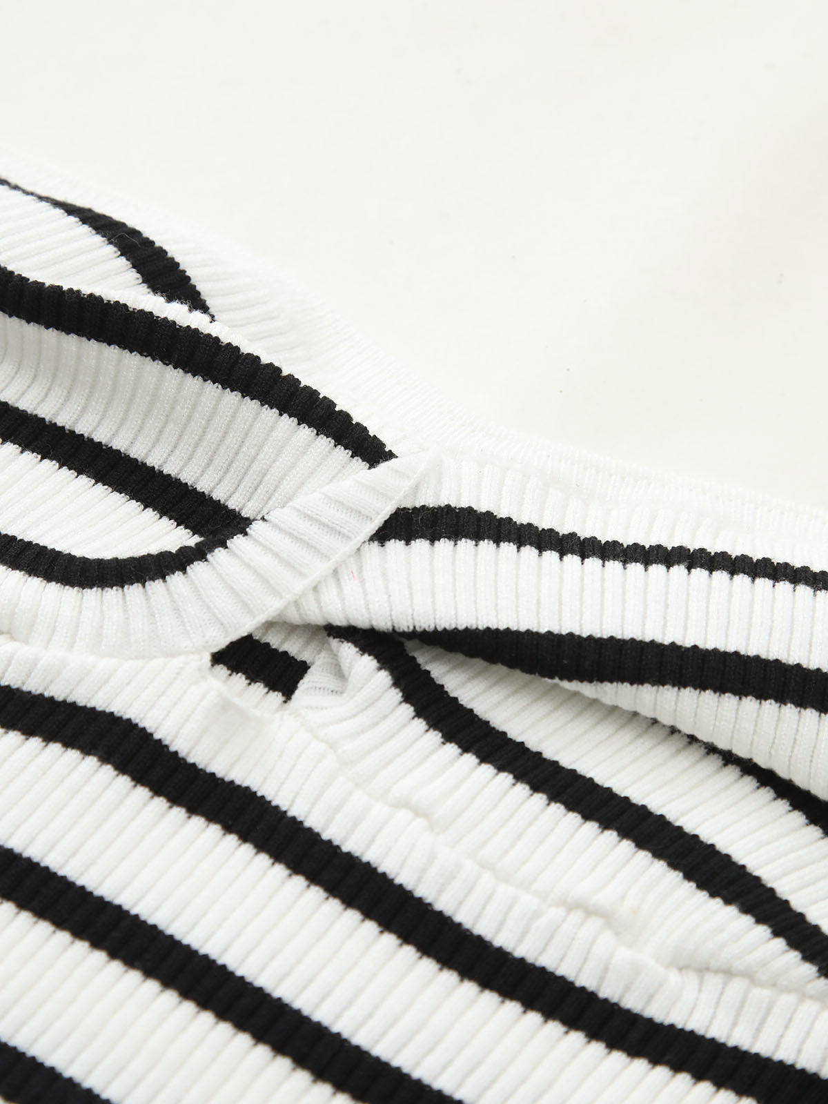 Clara | Gestreiftes Tube Top mit Drehdetail