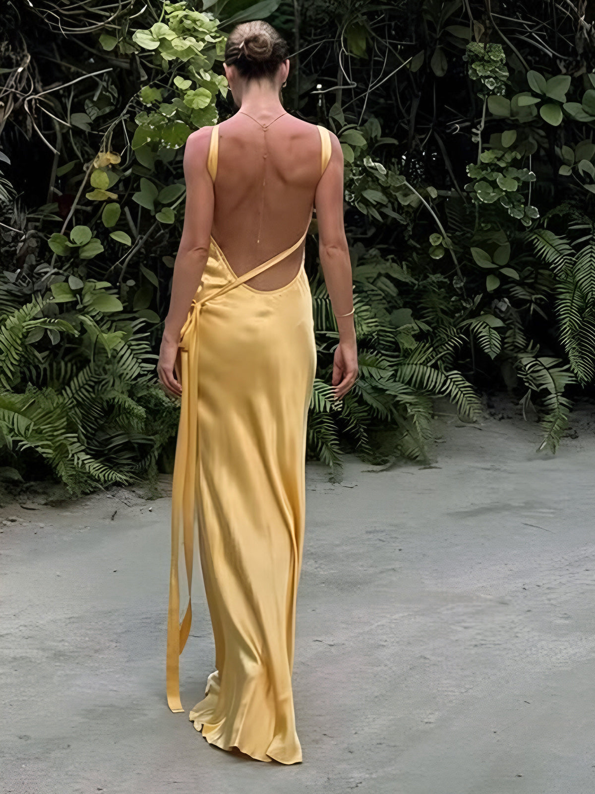 Luna | Asymmetrisches Satin Kleid mit einem Schulterdesign
