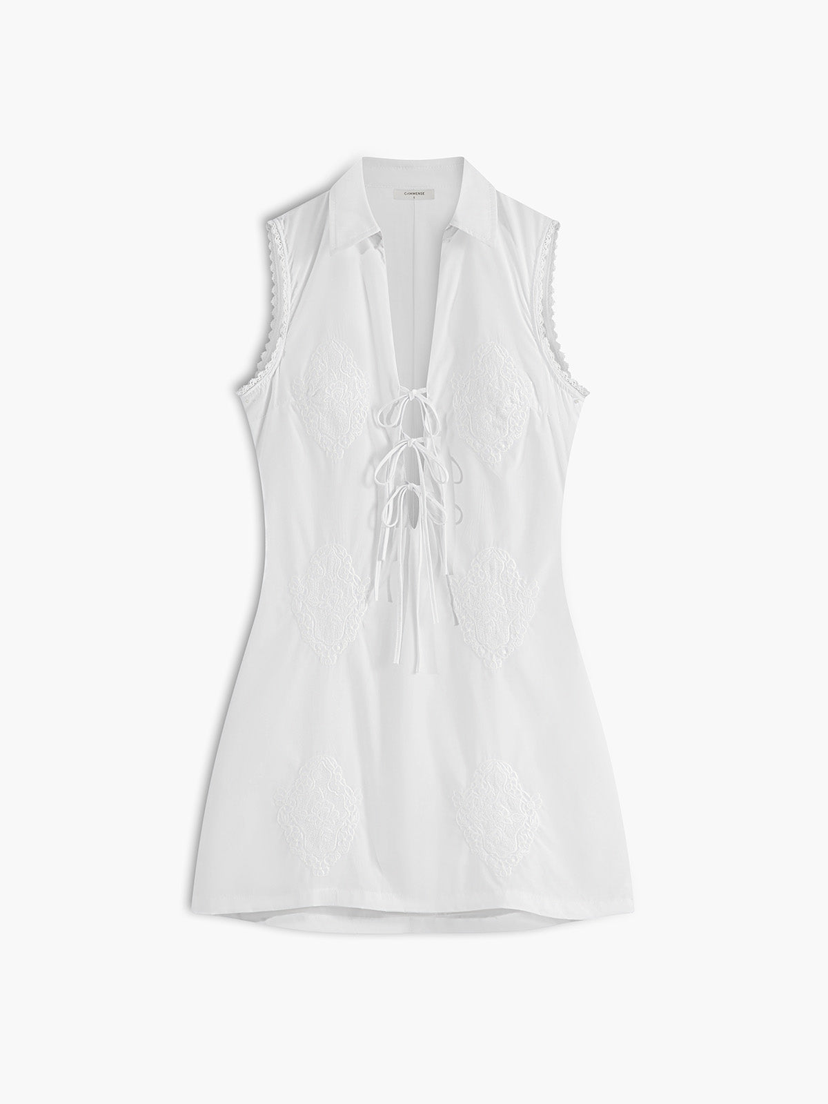 Sophie | Lässiges kurzes Kleid mit Krawatte und Stickerei