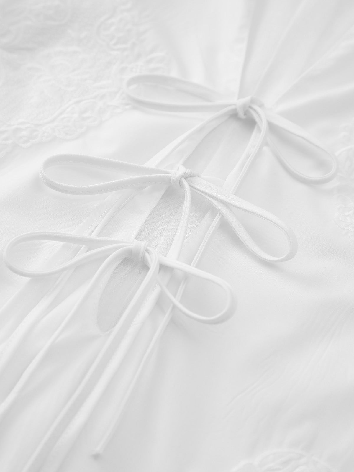 Sophie | Lässiges kurzes Kleid mit Krawatte und Stickerei