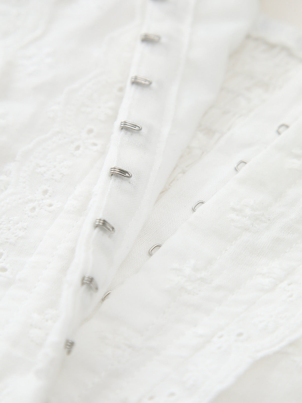 Clara | Knopf-Front Spaghetti-Top mit Spitzenbesatz