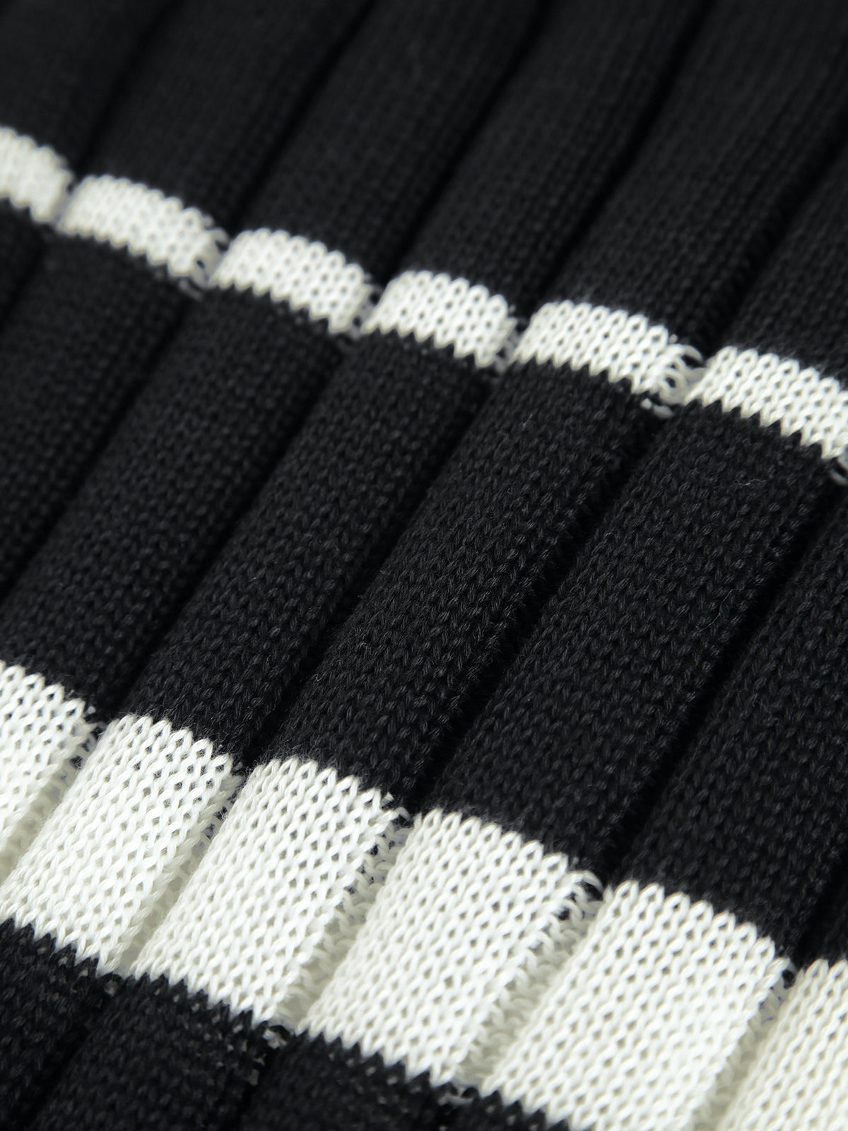 Clara | Midi-Strickkleid mit zweifarbigen Streifen